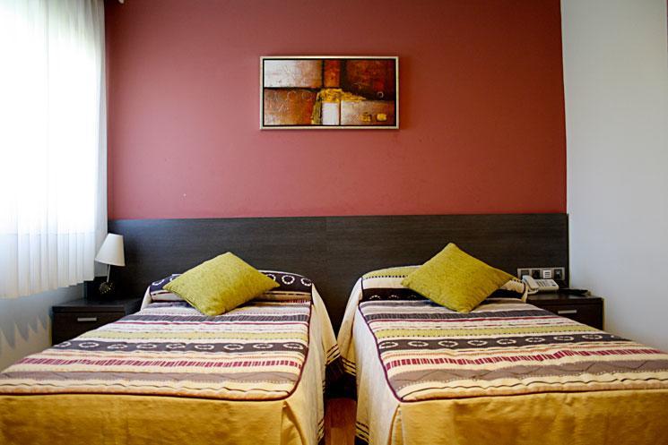 Hostal Zubi XXI Puente la Reina Exterior foto