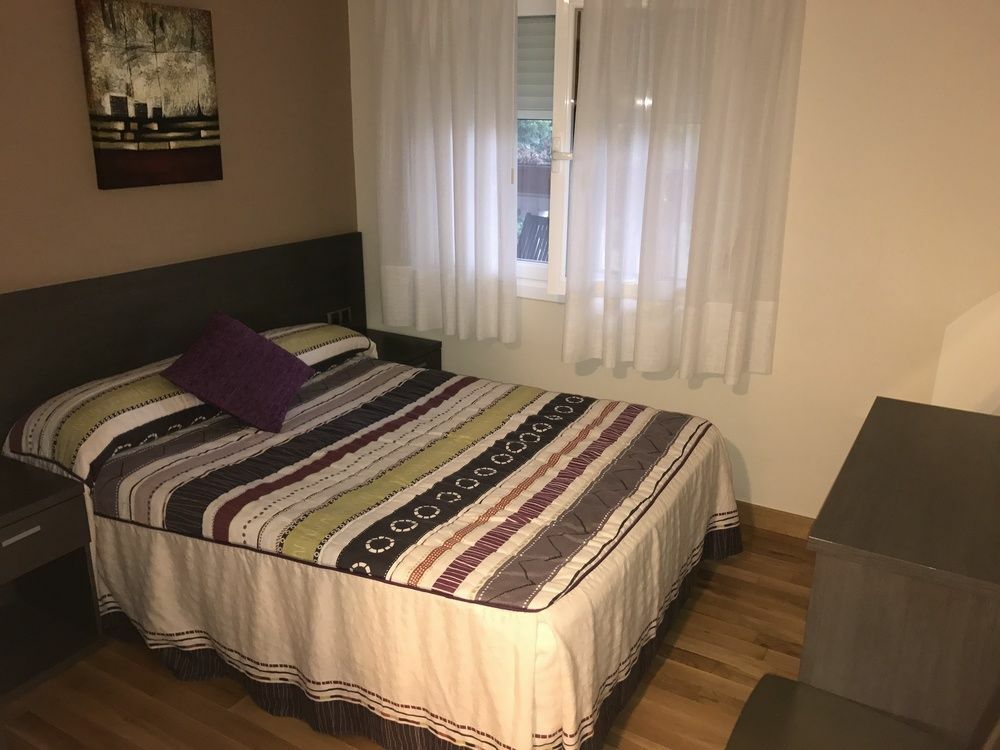 Hostal Zubi XXI Puente la Reina Exterior foto