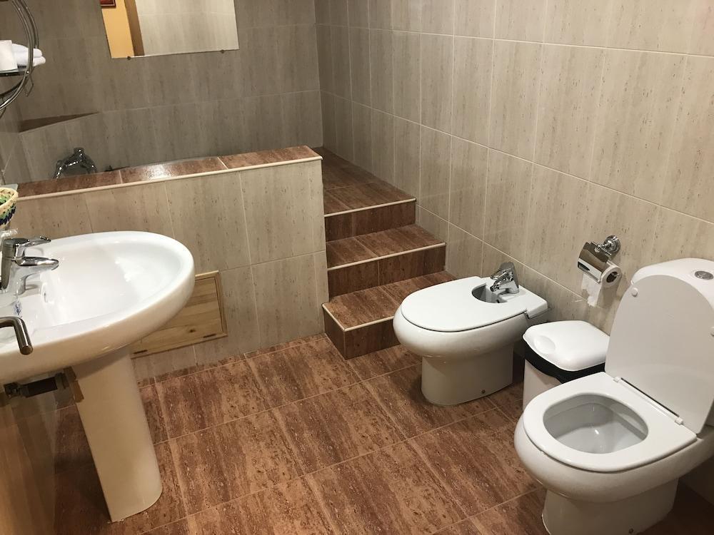 Hostal Zubi XXI Puente la Reina Exterior foto